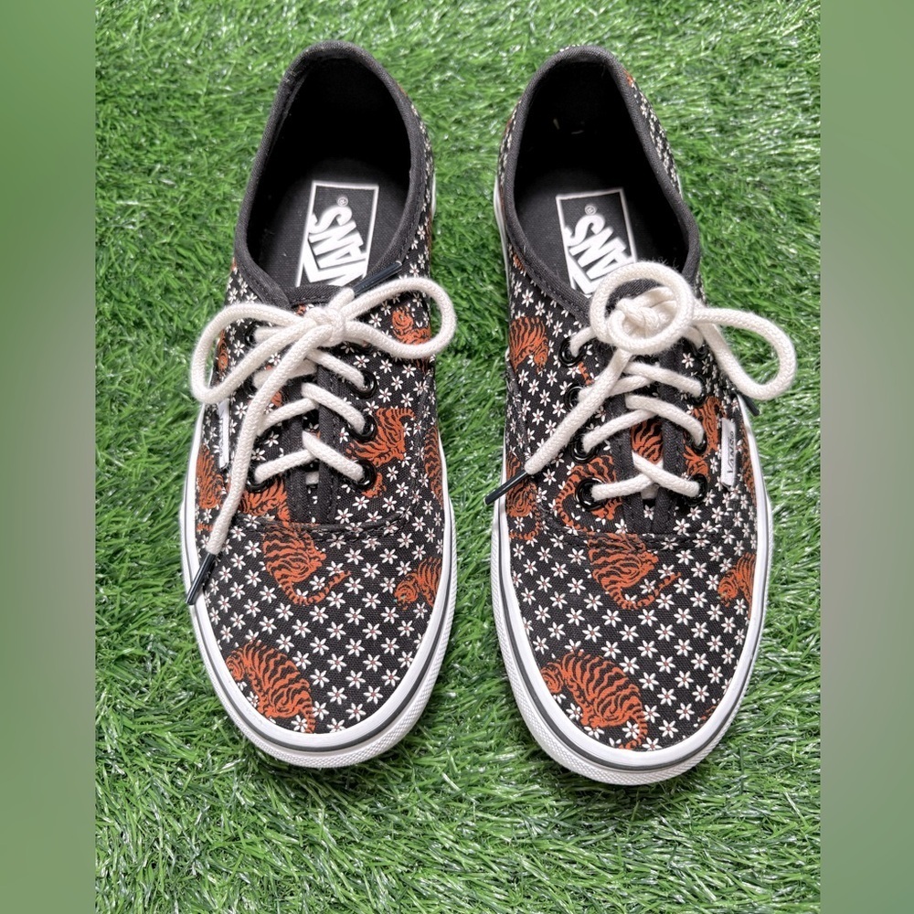 VANS Unisex Bengal Tiger Floral Black/Orange/White Low-Top Sneaker- M4.5, W6.0